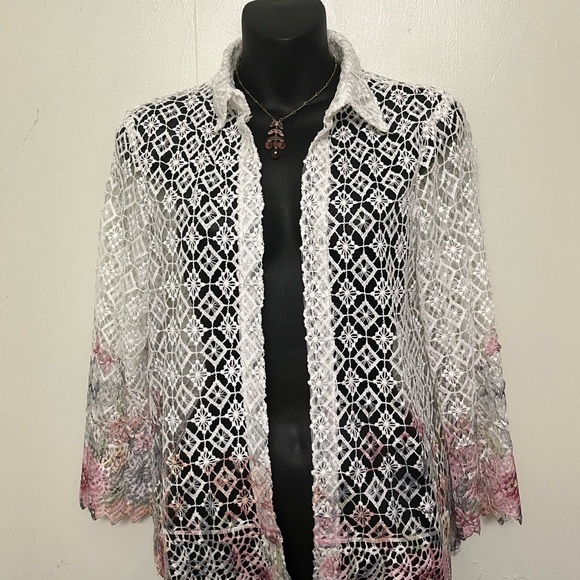 Alfred Dunner Lace Top with Shell underneath - Picture 6 of 10